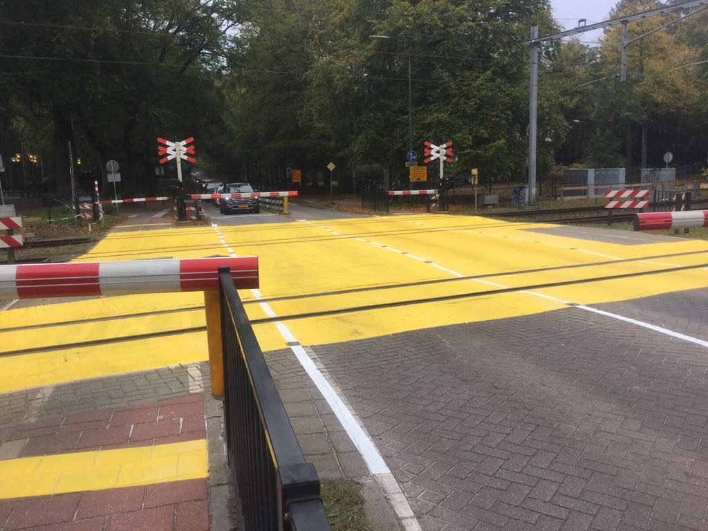 Als proef liet ProRail een spoorwegovergang in Baarn geel schilderen. FOTO ProRail