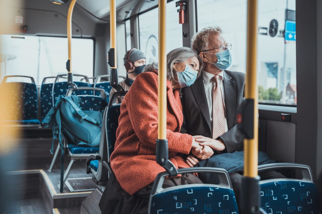 Reizigers in bus met mondkapje (bron: OV-NL)