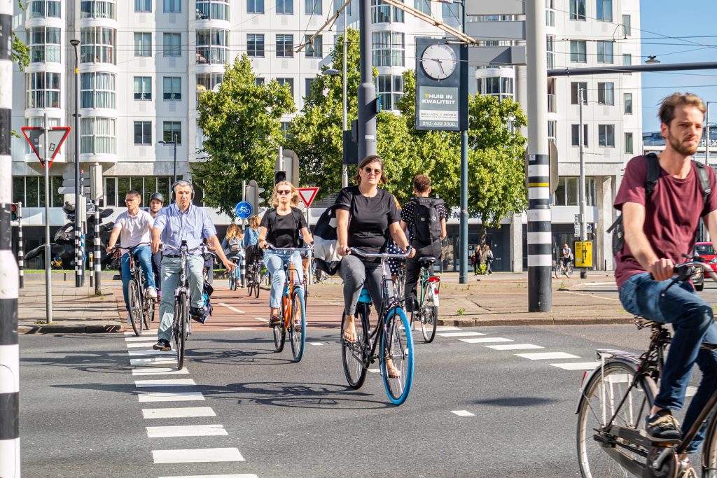 Fietsers op kruispunt Rotterdam. Foto: Argaleo