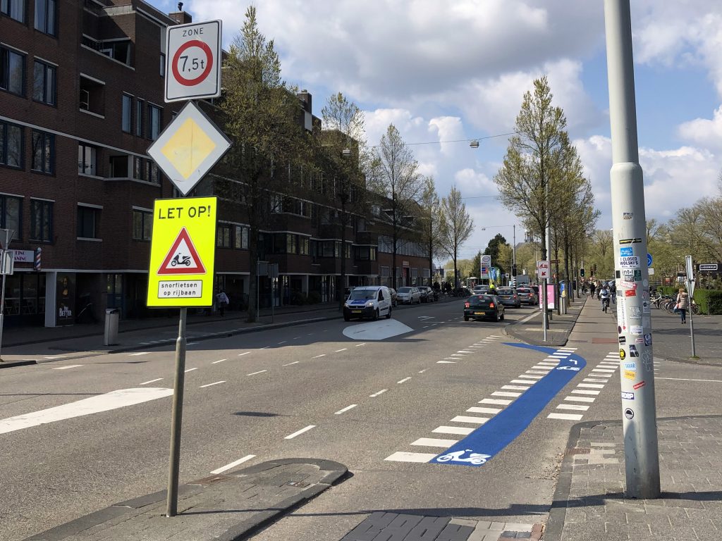 Snorfiets rijbaan wegmarkering