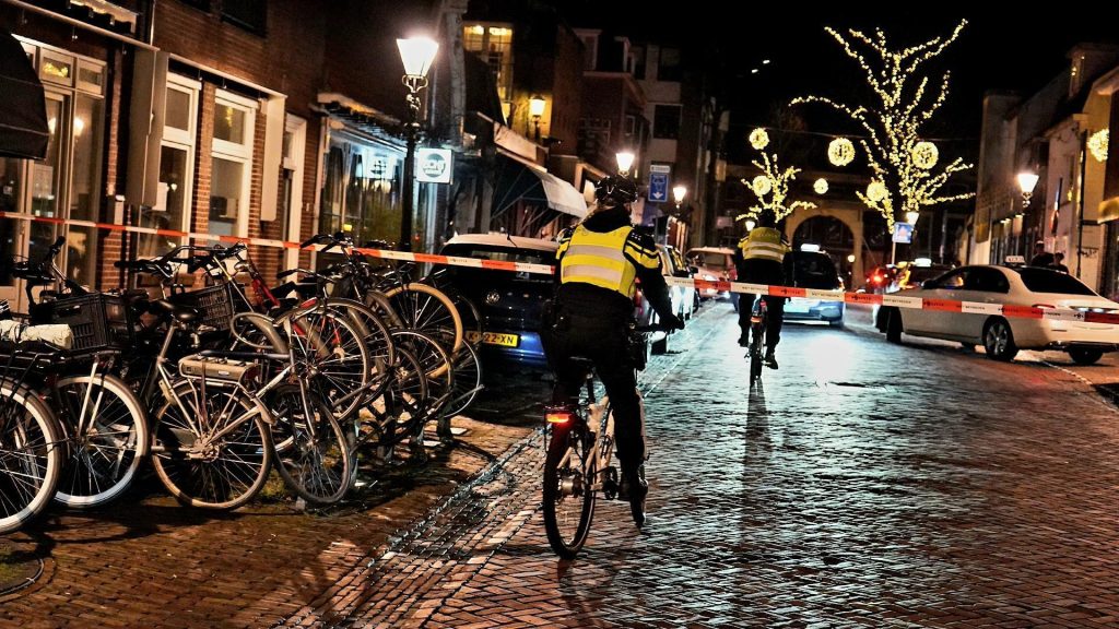 Voetganger ernstig gewond bij botsing met taxi in Alkmaar.