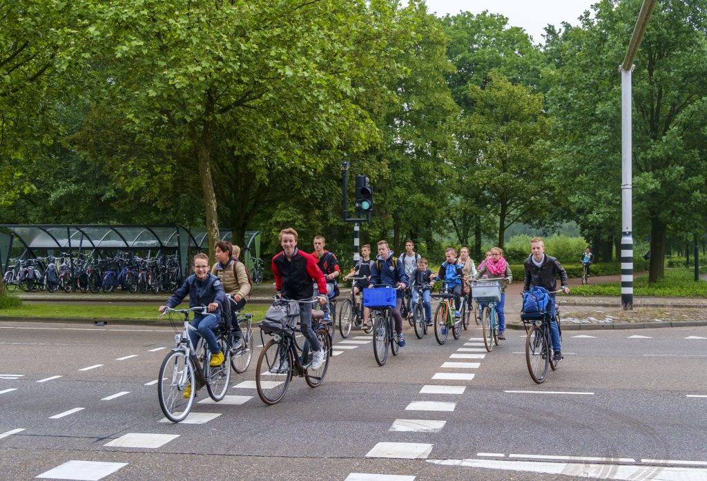 Schoolkinderen op de fiets