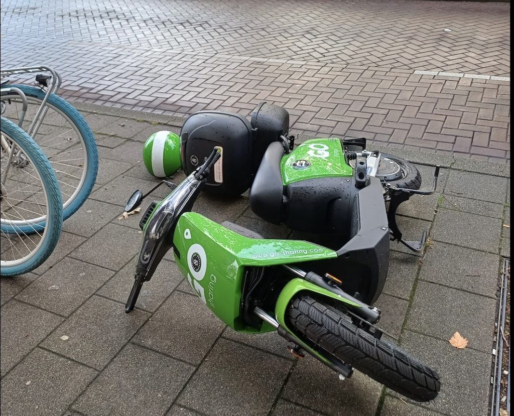 Een omgevallen deelscooter in Rotterdam