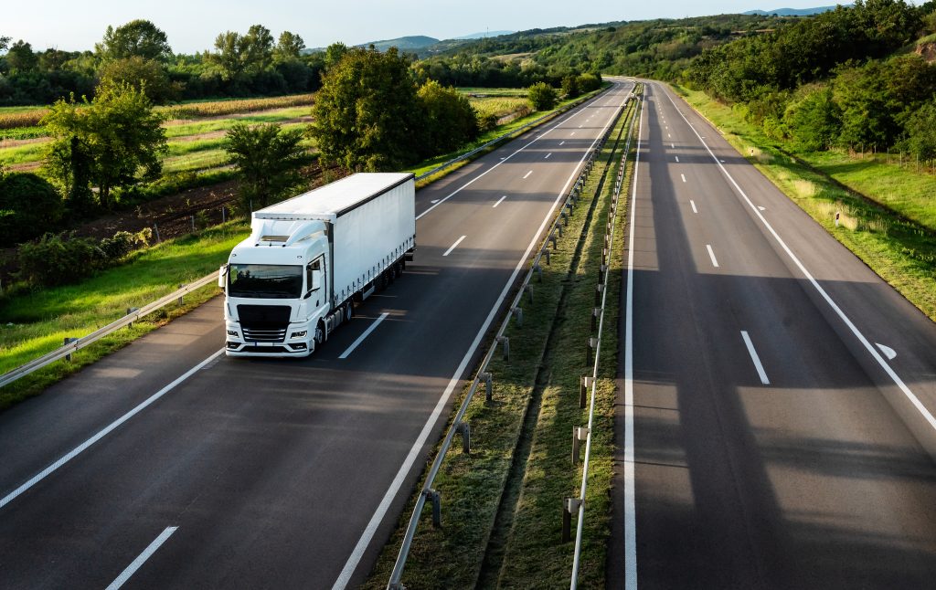 Een vrachtauto op de weg