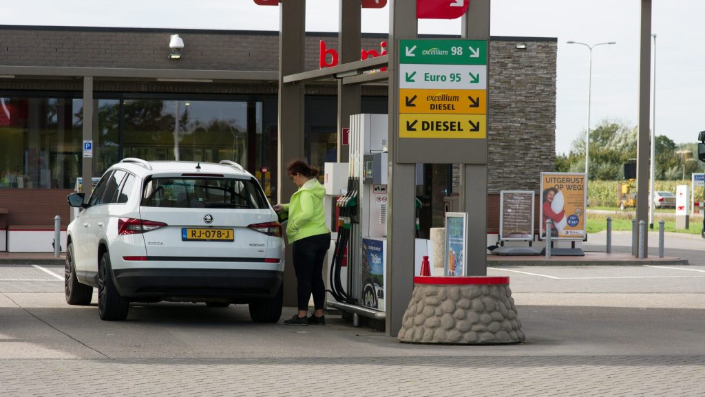 Beeld: vrouw tankt benzine