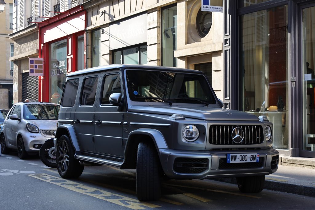 Beeld: een SUV geparkeerd in Parijs