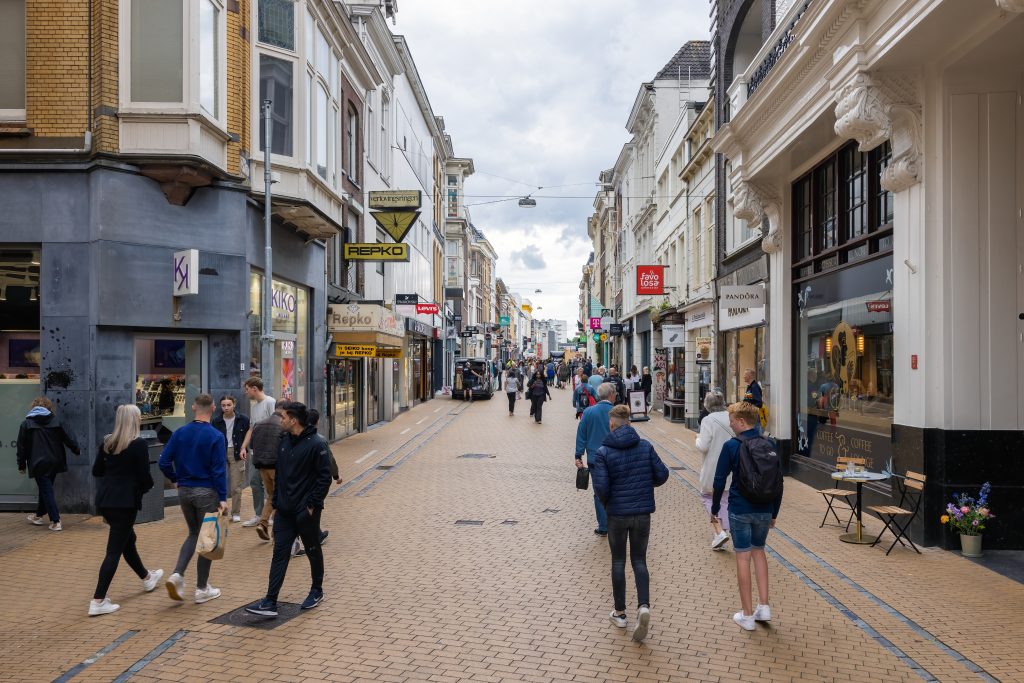 Beeld: winkelend publiek in Groningen