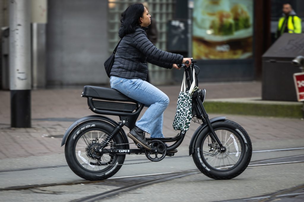 Beeld: een fatbike in het verkeer in Den Haag