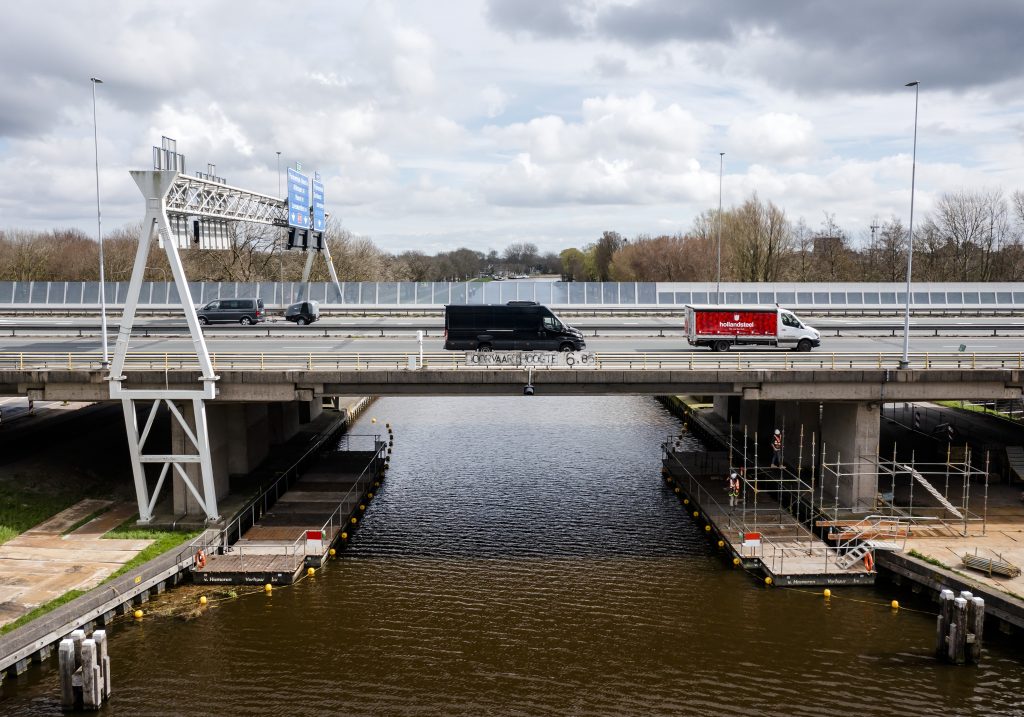 Beeld: brug bij A7 Purmerend