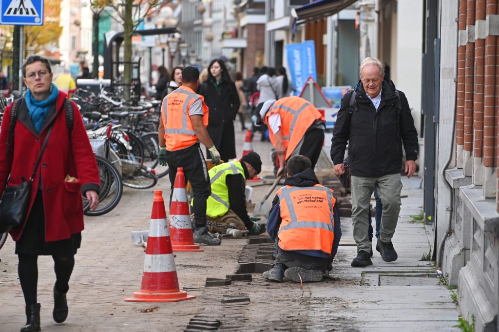 Foto: opengebroken stoep in Leiden