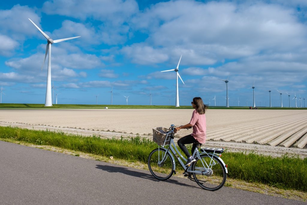 Foto: elektrische fietser in Flevoland