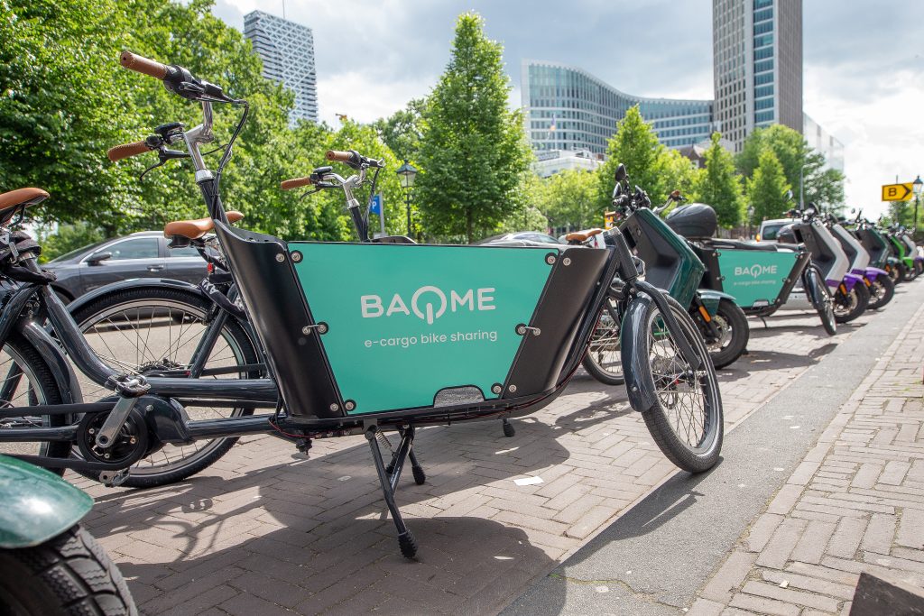 Foto: een deelbakfiets in Den Haag