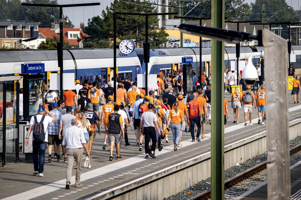 Racefans op treinstation Zandvoort