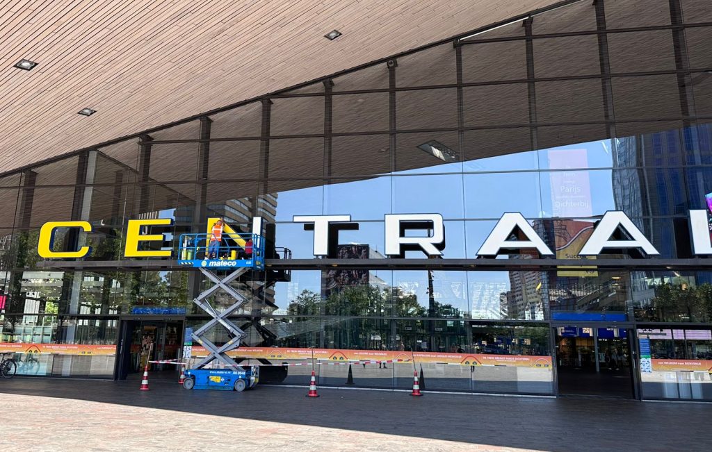 Beeld: letters Rotterdam Centraal