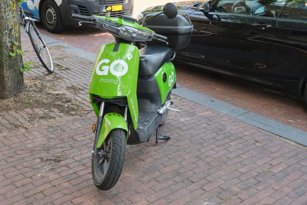 Foto: Een deelscooter van Go Sharing in Leeuwarden.