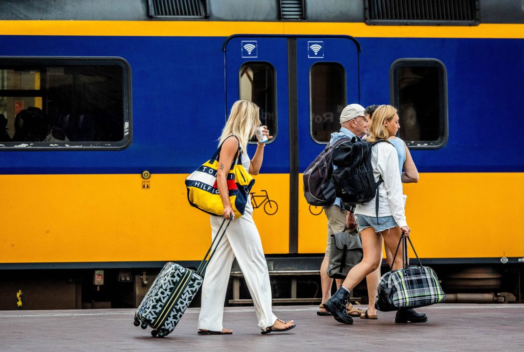 Foto: reizigers bij Rotterdam Centraal