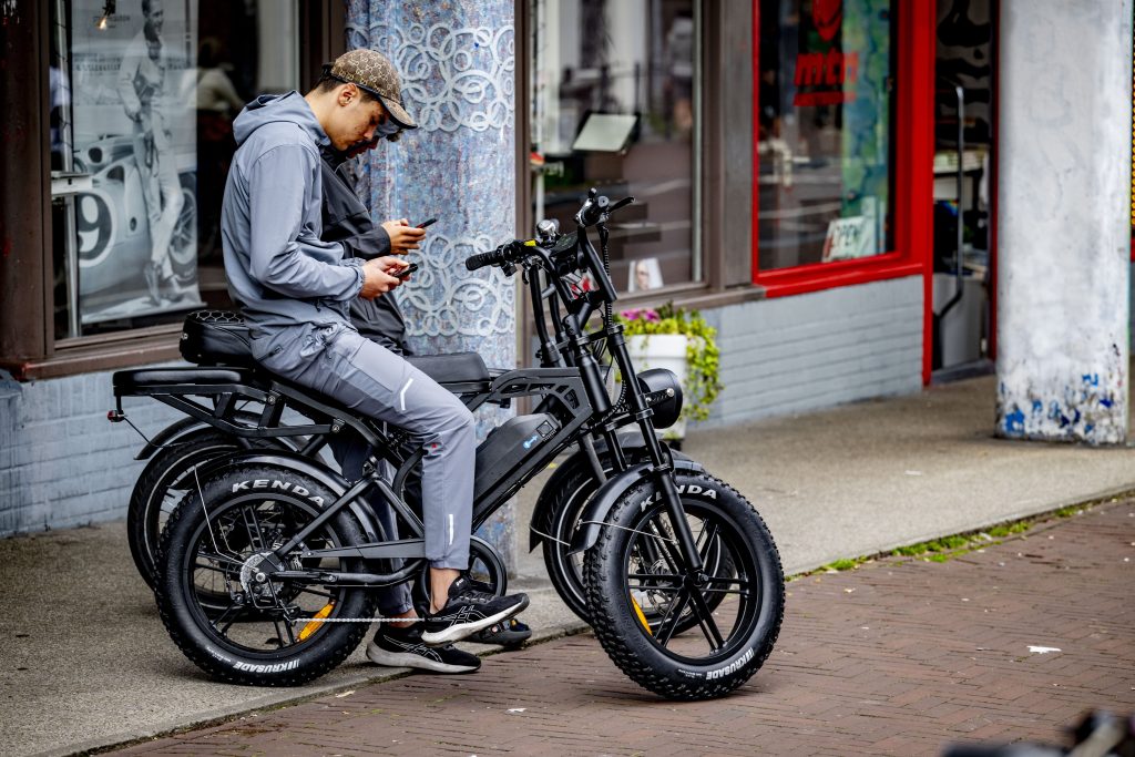 Foto: een jongen op een fatbike