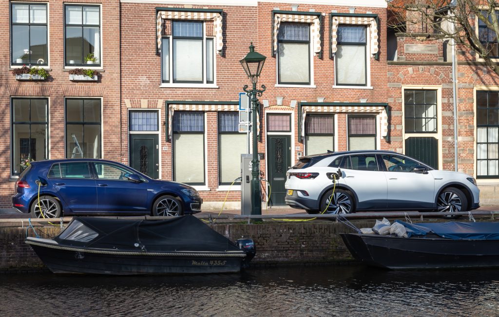 Foto: geparkeerde auto's in Alkmaar