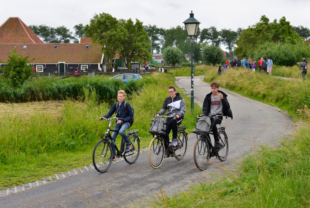 Jongeren op de fiets