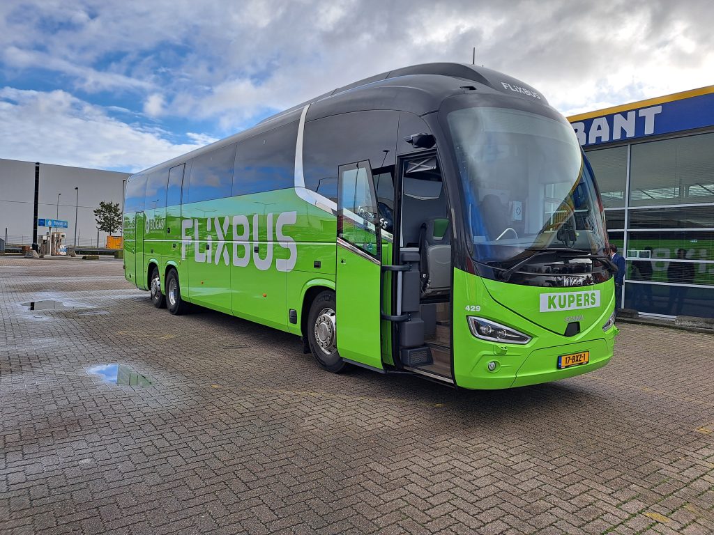 Een van de vijf nieuwe biogas bussen van Flixbus.