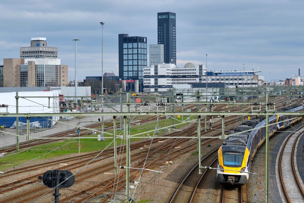 Trein op het spoor in Leeuwarden